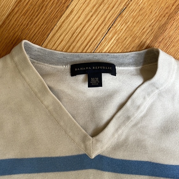 Banana Republic Sweater V-Neck - Picture 2 of 4